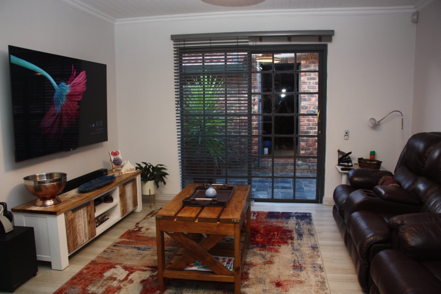 5 Bedroom Property for Sale in Langenhovenpark Free State